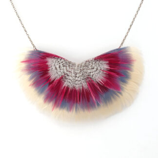 Collier Plastron "Aura Magenta"- Plumes naturelles et teintées façonnées à la main
